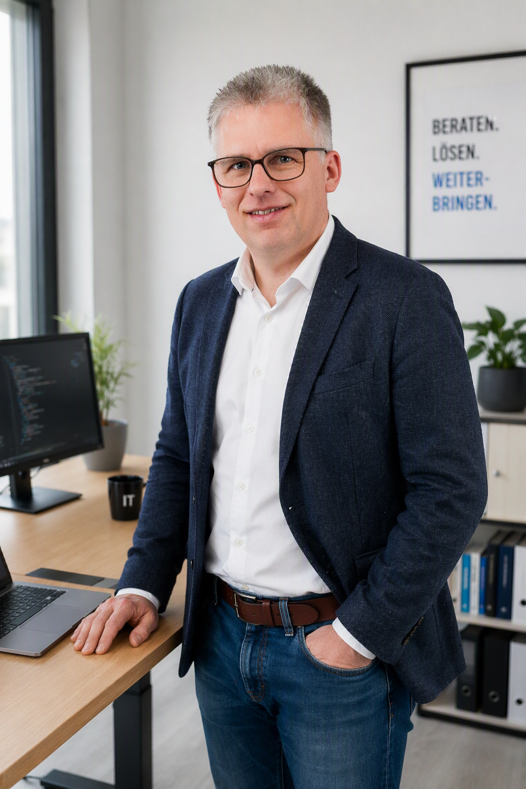 IT-Dienstleister für kleine Unternehmen in Lörrach und Freiburg bei der Arbeit am Laptop im Büro